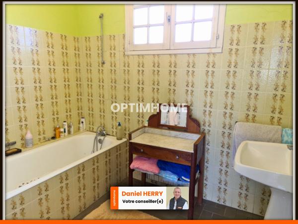 Maison de plain-pied avec garage et hangar