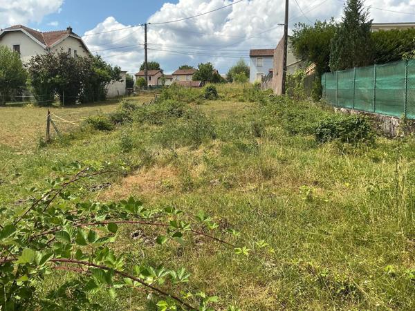 Terrain constructible 821 m2,borné, viabilisable