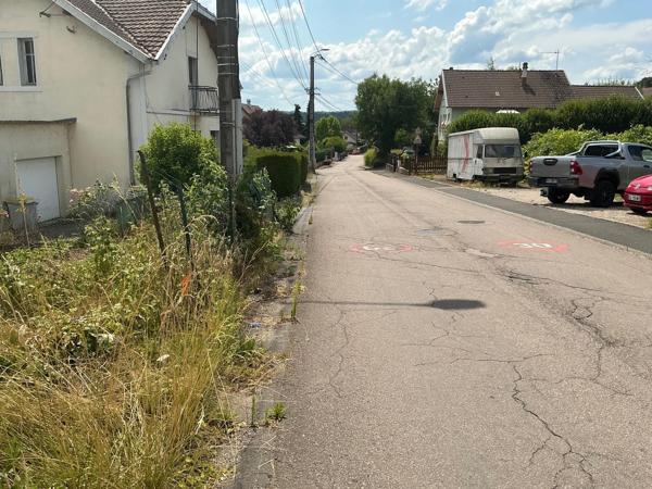 Terrain constructible 821 m2,borné, viabilisable