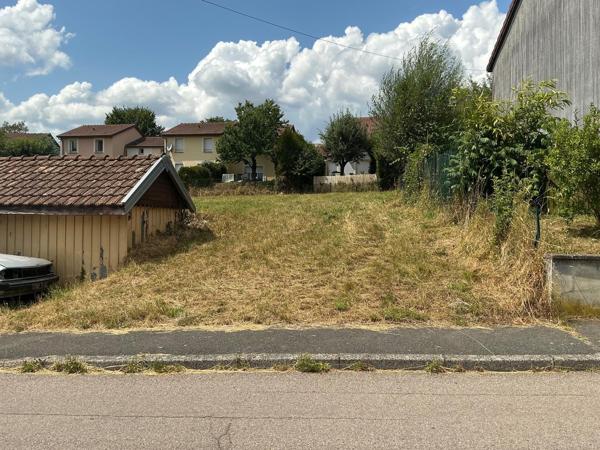 Terrain constructible 821 m2,borné, viabilisable