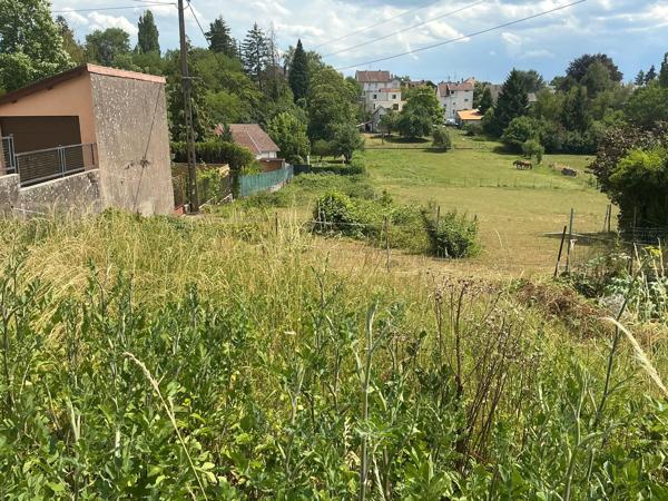 Terrain constructible 821 m2,borné, viabilisable