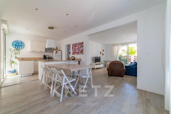 Maison de ville avec terrasses et garage à 150m de la plage