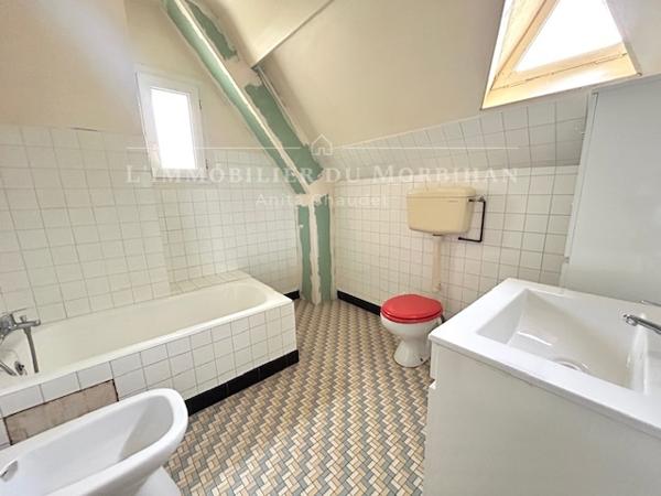 Sarzeau (56370) Maison avec un grand garage et jardin.