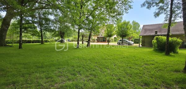 ✨ Vous rêvez d'espace, de nature et de tranquillité, sans être isolé ?
 Cette propriété rare vous offre un véritable art de vivre dans un magnifique parc clos et arboré de 3 600 m², sans vis-à-vis, à seulement quelques minutes des commerces, des écoles et de l'A89.

❤️ Les atouts qui font la différence
🏡 Belle pièce de vie d'environ 55 m², réunissant salon, salle à manger et cuisine Schmidt ouverte, baignée de lumière et agrémentée d'un poêle à bois.
🌿 La véranda prolongeant la cuisine offre une vue apaisante sur le magnifique parc arboré, ses majestueux chênes centenaires et ses nombreux arbres fruitiers.

🛏 4 chambres, dont une au rez-de-chaussée avec accès direct à la piscine.
🏊 Belle piscine sécurisée 8 × 4, prolongée par une agréable terrasse semi-couverte, idéale pour les repas en famille ou entre amis tout en profitant de la vue sur le jardin.

🌳 Parc clos de 3 600 m² avec de magnifiques chênes centenaires, arbres fruitiers et espaces de détente.
🚗 Deux garages, pouvant être aménagé en studio indépendant, bureau ou atelier.

💧 Puits alimentant le jardin et la piscine.
♻ Assainissement Microstation conforme (2025).

✨ Confort
✔ Menuiseries aluminium (extérieur) / bois (intérieur)
✔ Volets aluminium isolés
✔ Chaudière à condensation
✔ Ballon solaire
✔ Portail électrique et visiophone

❤️ Le petit plus...
Difficile de rester insensible au charme de cette propriété où chaque saison offre un décor différent. Entre la terrasse face à la piscine, la véranda ouverte sur le parc et les magnifiques arbres centenaires, tout est réuni pour profiter d'un cadre de vie exceptionnel.

📞 Une visite suffira pour tomber sous le charme. Contactez-moi dès aujourd'hui.