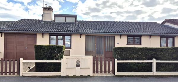 Belle Maison ou Pavillon de Plain-pied de 95 m² à Remettre à votre Goût et Style de Vie avec sa Cour avant, Terrasse avec Barbecue, Garage de 22 m², Appentis et un joli Terrain Clos et Entretenu de 365 m²