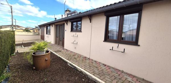 Belle Maison ou Pavillon de Plain-pied de 95 m² à Remettre à votre Goût et Style de Vie avec sa Cour avant, Terrasse avec Barbecue, Garage de 22 m², Appentis et un joli Terrain Clos et Entretenu de 365 m²