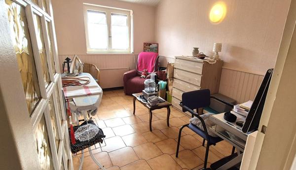 Belle Maison ou Pavillon de Plain-pied de 95 m² à Remettre à votre Goût et Style de Vie avec sa Cour avant, Terrasse avec Barbecue, Garage de 22 m², Appentis et un joli Terrain Clos et Entretenu de 365 m²