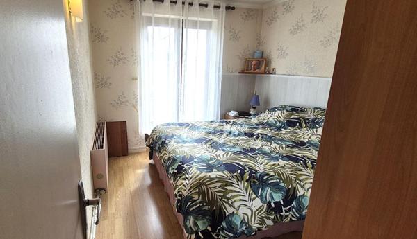 Belle Maison ou Pavillon de Plain-pied de 95 m² à Remettre à votre Goût et Style de Vie avec sa Cour avant, Terrasse avec Barbecue, Garage de 22 m², Appentis et un joli Terrain Clos et Entretenu de 365 m²