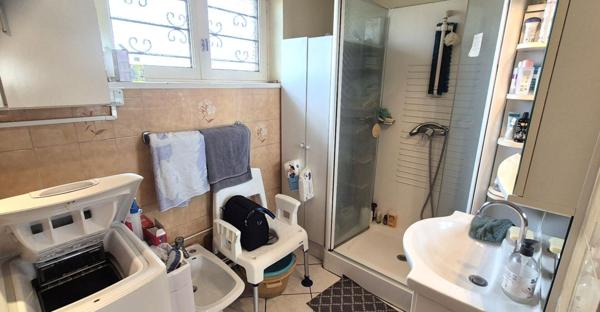 Belle Maison ou Pavillon de Plain-pied de 95 m² à Remettre à votre Goût et Style de Vie avec sa Cour avant, Terrasse avec Barbecue, Garage de 22 m², Appentis et un joli Terrain Clos et Entretenu de 365 m²