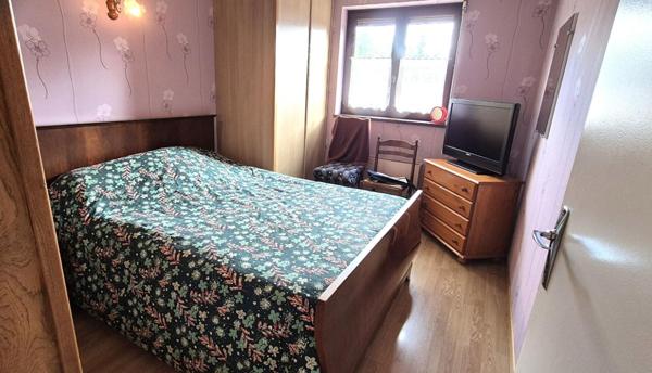 Belle Maison ou Pavillon de Plain-pied de 95 m² à Remettre à votre Goût et Style de Vie avec sa Cour avant, Terrasse avec Barbecue, Garage de 22 m², Appentis et un joli Terrain Clos et Entretenu de 365 m²