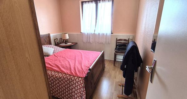 Belle Maison ou Pavillon de Plain-pied de 95 m² à Remettre à votre Goût et Style de Vie avec sa Cour avant, Terrasse avec Barbecue, Garage de 22 m², Appentis et un joli Terrain Clos et Entretenu de 365 m²