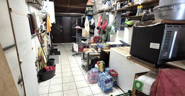 Belle Maison ou Pavillon de Plain-pied de 95 m² à Remettre à votre Goût et Style de Vie avec sa Cour avant, Terrasse avec Barbecue, Garage de 22 m², Appentis et un joli Terrain Clos et Entretenu de 365 m²