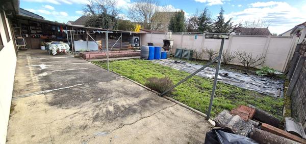 Belle Maison ou Pavillon de Plain-pied de 95 m² à Remettre à votre Goût et Style de Vie avec sa Cour avant, Terrasse avec Barbecue, Garage de 22 m², Appentis et un joli Terrain Clos et Entretenu de 365 m²