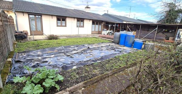 Belle Maison ou Pavillon de Plain-pied de 95 m² à Remettre à votre Goût et Style de Vie avec sa Cour avant, Terrasse avec Barbecue, Garage de 22 m², Appentis et un joli Terrain Clos et Entretenu de 365 m²