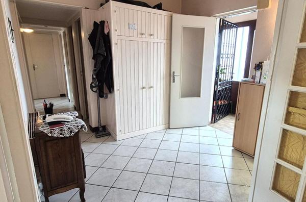 Belle Maison ou Pavillon de Plain-pied de 95 m² à Remettre à votre Goût et Style de Vie avec sa Cour avant, Terrasse avec Barbecue, Garage de 22 m², Appentis et un joli Terrain Clos et Entretenu de 365 m²