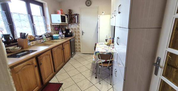 Belle Maison ou Pavillon de Plain-pied de 95 m² à Remettre à votre Goût et Style de Vie avec sa Cour avant, Terrasse avec Barbecue, Garage de 22 m², Appentis et un joli Terrain Clos et Entretenu de 365 m²