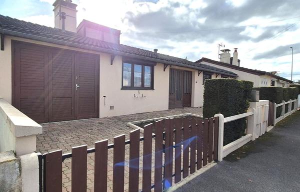 Belle Maison ou Pavillon de Plain-pied de 95 m² à Remettre à votre Goût et Style de Vie avec sa Cour avant, Terrasse avec Barbecue, Garage de 22 m², Appentis et un joli Terrain Clos et Entretenu de 365 m²