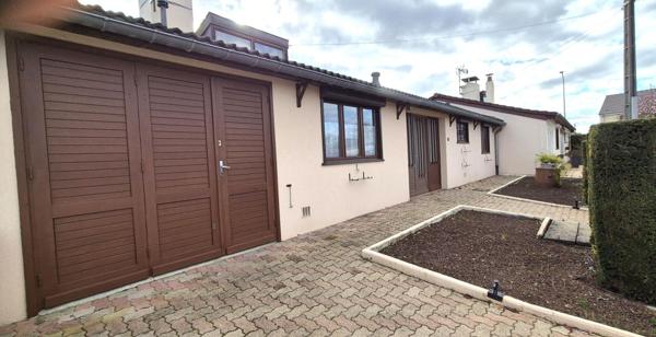 Belle Maison ou Pavillon de Plain-pied de 95 m² à Remettre à votre Goût et Style de Vie avec sa Cour avant, Terrasse avec Barbecue, Garage de 22 m², Appentis et un joli Terrain Clos et Entretenu de 365 m²