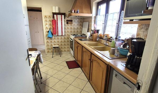 Belle Maison ou Pavillon de Plain-pied de 95 m² à Remettre à votre Goût et Style de Vie avec sa Cour avant, Terrasse avec Barbecue, Garage de 22 m², Appentis et un joli Terrain Clos et Entretenu de 365 m²