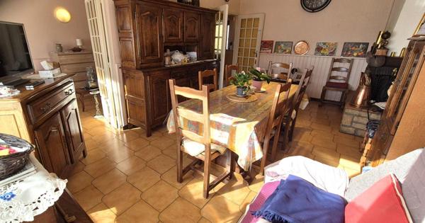 Belle Maison ou Pavillon de Plain-pied de 95 m² à Remettre à votre Goût et Style de Vie avec sa Cour avant, Terrasse avec Barbecue, Garage de 22 m², Appentis et un joli Terrain Clos et Entretenu de 365 m²