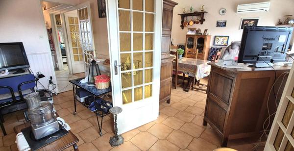 Belle Maison ou Pavillon de Plain-pied de 95 m² à Remettre à votre Goût et Style de Vie avec sa Cour avant, Terrasse avec Barbecue, Garage de 22 m², Appentis et un joli Terrain Clos et Entretenu de 365 m²