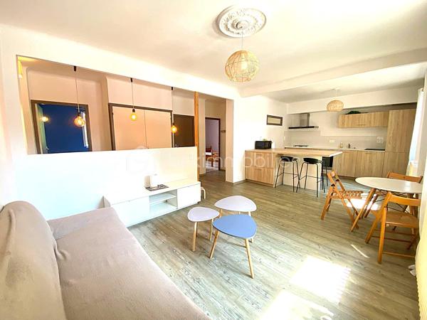 À proximité du centre-ville de Millau, venez découvrir cet agréable appartement T3 d'environ 65 m², situé en rez-de-chaussée d'une petite copropriété de seulement deux logements.

Son véritable atout ? 
Un jardin privatif, un avantage particulièrement appréciable et rare pour un appartement en ville, offrant un bel espace extérieur pour profiter des beaux jours, jardiner ou simplement se détendre.

L'appartement se compose d'une pièce de vie lumineuse avec cuisine ouverte entièrement équipée, de deux chambres confortables, d'une salle de bains et de WC indépendants.
L'espace nuit, avec ses deux chambres orientées côté jardin, bénéficie d'un environnement plus calme.

Autre véritable point fort : le bien dispose d’environ 42 m² de dépendances en rez-de-jardin, comprenant plusieurs espaces de stockage, un atelier, une chaufferie ainsi qu’une cave. Un volume annexe particulièrement appréciable pour ranger vélos, matériel et équipements de loisirs, créer un espace de bricolage ou encore envisager différents aménagements selon vos besoins.

🌿 Jardin privatif 219m²
✨ Appartement rénové
🛏️ 2 chambres côté jardin
🍽️ Cuisine ouverte et équipée
📦 Environ 42 m² de dépendances
🪟 Double vitrage
🏡 Petite copropriété de seulement 2 logements
💶 Faibles charges de copropriété
📍 Proximité du centre-ville, des commerces et des commodités

Résidence principale ou investissement

Actuellement exploité en location saisonnière, cet appartement offre également différentes possibilités selon votre projet : résidence principale, pied-à-terre, location meublée à l'année ou poursuite de l'activité de location saisonnière.

À la demande de l'acquéreur, le logement pourra être vendu meublé et équipé, permettant notamment à un investisseur de poursuivre son exploitation sans avoir à rééquiper entièrement l'appartement.

Un bien fonctionnel qui se démarque sur le marché millavois par la combinaison particulièrement intéressante d'un T3 avec jardin privatif et importantes surfaces annexes.

📞 Pour tout renseignement complémentaire ou pour organiser une visite, contactez moi.
🎥 Vidéo disponible sur demande.

Laetitia Criado – BSK Immobilier
📱 06 61 20 65 41