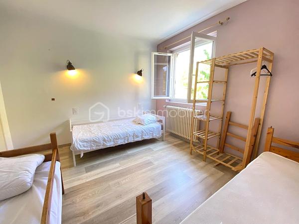 À proximité du centre-ville de Millau, venez découvrir cet agréable appartement T3 d'environ 65 m², situé en rez-de-chaussée d'une petite copropriété de seulement deux logements.

Son véritable atout ? 
Un jardin privatif, un avantage particulièrement appréciable et rare pour un appartement en ville, offrant un bel espace extérieur pour profiter des beaux jours, jardiner ou simplement se détendre.

L'appartement se compose d'une pièce de vie lumineuse avec cuisine ouverte entièrement équipée, de deux chambres confortables, d'une salle de bains et de WC indépendants.
L'espace nuit, avec ses deux chambres orientées côté jardin, bénéficie d'un environnement plus calme.

Autre véritable point fort : le bien dispose d’environ 42 m² de dépendances en rez-de-jardin, comprenant plusieurs espaces de stockage, un atelier, une chaufferie ainsi qu’une cave. Un volume annexe particulièrement appréciable pour ranger vélos, matériel et équipements de loisirs, créer un espace de bricolage ou encore envisager différents aménagements selon vos besoins.

🌿 Jardin privatif 219m²
✨ Appartement rénové
🛏️ 2 chambres côté jardin
🍽️ Cuisine ouverte et équipée
📦 Environ 42 m² de dépendances
🪟 Double vitrage
🏡 Petite copropriété de seulement 2 logements
💶 Faibles charges de copropriété
📍 Proximité du centre-ville, des commerces et des commodités

Résidence principale ou investissement

Actuellement exploité en location saisonnière, cet appartement offre également différentes possibilités selon votre projet : résidence principale, pied-à-terre, location meublée à l'année ou poursuite de l'activité de location saisonnière.

À la demande de l'acquéreur, le logement pourra être vendu meublé et équipé, permettant notamment à un investisseur de poursuivre son exploitation sans avoir à rééquiper entièrement l'appartement.

Un bien fonctionnel qui se démarque sur le marché millavois par la combinaison particulièrement intéressante d'un T3 avec jardin privatif et importantes surfaces annexes.

📞 Pour tout renseignement complémentaire ou pour organiser une visite, contactez moi.
🎥 Vidéo disponible sur demande.

Laetitia Criado – BSK Immobilier
📱 06 61 20 65 41