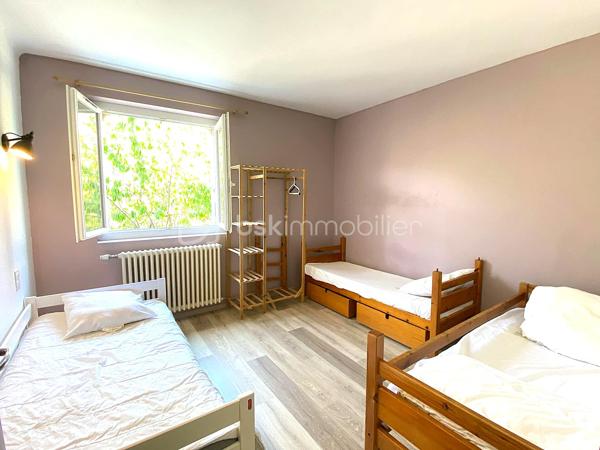 À proximité du centre-ville de Millau, venez découvrir cet agréable appartement T3 d'environ 65 m², situé en rez-de-chaussée d'une petite copropriété de seulement deux logements.

Son véritable atout ? 
Un jardin privatif, un avantage particulièrement appréciable et rare pour un appartement en ville, offrant un bel espace extérieur pour profiter des beaux jours, jardiner ou simplement se détendre.

L'appartement se compose d'une pièce de vie lumineuse avec cuisine ouverte entièrement équipée, de deux chambres confortables, d'une salle de bains et de WC indépendants.
L'espace nuit, avec ses deux chambres orientées côté jardin, bénéficie d'un environnement plus calme.

Autre véritable point fort : le bien dispose d’environ 42 m² de dépendances en rez-de-jardin, comprenant plusieurs espaces de stockage, un atelier, une chaufferie ainsi qu’une cave. Un volume annexe particulièrement appréciable pour ranger vélos, matériel et équipements de loisirs, créer un espace de bricolage ou encore envisager différents aménagements selon vos besoins.

🌿 Jardin privatif 219m²
✨ Appartement rénové
🛏️ 2 chambres côté jardin
🍽️ Cuisine ouverte et équipée
📦 Environ 42 m² de dépendances
🪟 Double vitrage
🏡 Petite copropriété de seulement 2 logements
💶 Faibles charges de copropriété
📍 Proximité du centre-ville, des commerces et des commodités

Résidence principale ou investissement

Actuellement exploité en location saisonnière, cet appartement offre également différentes possibilités selon votre projet : résidence principale, pied-à-terre, location meublée à l'année ou poursuite de l'activité de location saisonnière.

À la demande de l'acquéreur, le logement pourra être vendu meublé et équipé, permettant notamment à un investisseur de poursuivre son exploitation sans avoir à rééquiper entièrement l'appartement.

Un bien fonctionnel qui se démarque sur le marché millavois par la combinaison particulièrement intéressante d'un T3 avec jardin privatif et importantes surfaces annexes.

📞 Pour tout renseignement complémentaire ou pour organiser une visite, contactez moi.
🎥 Vidéo disponible sur demande.

Laetitia Criado – BSK Immobilier
📱 06 61 20 65 41