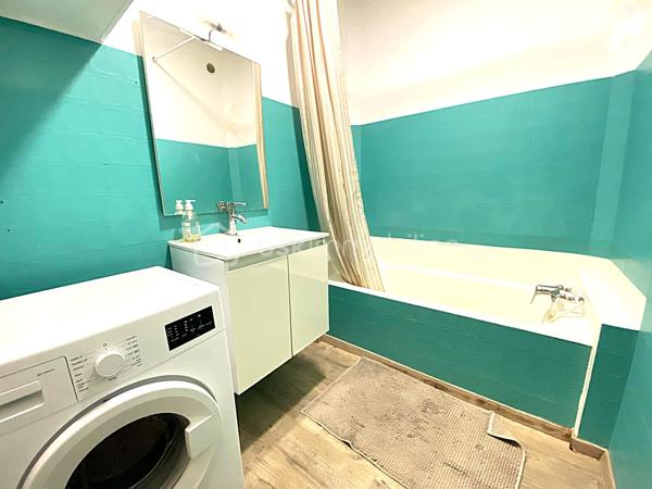 À proximité du centre-ville de Millau, venez découvrir cet agréable appartement T3 d'environ 65 m², situé en rez-de-chaussée d'une petite copropriété de seulement deux logements.

Son véritable atout ? 
Un jardin privatif, un avantage particulièrement appréciable et rare pour un appartement en ville, offrant un bel espace extérieur pour profiter des beaux jours, jardiner ou simplement se détendre.

L'appartement se compose d'une pièce de vie lumineuse avec cuisine ouverte entièrement équipée, de deux chambres confortables, d'une salle de bains et de WC indépendants.
L'espace nuit, avec ses deux chambres orientées côté jardin, bénéficie d'un environnement plus calme.

Autre véritable point fort : le bien dispose d’environ 42 m² de dépendances en rez-de-jardin, comprenant plusieurs espaces de stockage, un atelier, une chaufferie ainsi qu’une cave. Un volume annexe particulièrement appréciable pour ranger vélos, matériel et équipements de loisirs, créer un espace de bricolage ou encore envisager différents aménagements selon vos besoins.

🌿 Jardin privatif 219m²
✨ Appartement rénové
🛏️ 2 chambres côté jardin
🍽️ Cuisine ouverte et équipée
📦 Environ 42 m² de dépendances
🪟 Double vitrage
🏡 Petite copropriété de seulement 2 logements
💶 Faibles charges de copropriété
📍 Proximité du centre-ville, des commerces et des commodités

Résidence principale ou investissement

Actuellement exploité en location saisonnière, cet appartement offre également différentes possibilités selon votre projet : résidence principale, pied-à-terre, location meublée à l'année ou poursuite de l'activité de location saisonnière.

À la demande de l'acquéreur, le logement pourra être vendu meublé et équipé, permettant notamment à un investisseur de poursuivre son exploitation sans avoir à rééquiper entièrement l'appartement.

Un bien fonctionnel qui se démarque sur le marché millavois par la combinaison particulièrement intéressante d'un T3 avec jardin privatif et importantes surfaces annexes.

📞 Pour tout renseignement complémentaire ou pour organiser une visite, contactez moi.
🎥 Vidéo disponible sur demande.

Laetitia Criado – BSK Immobilier
📱 06 61 20 65 41