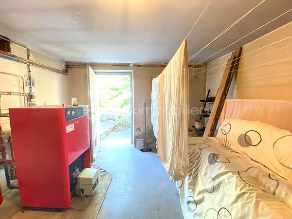 À proximité du centre-ville de Millau, venez découvrir cet agréable appartement T3 d'environ 65 m², situé en rez-de-chaussée d'une petite copropriété de seulement deux logements.

Son véritable atout ? 
Un jardin privatif, un avantage particulièrement appréciable et rare pour un appartement en ville, offrant un bel espace extérieur pour profiter des beaux jours, jardiner ou simplement se détendre.

L'appartement se compose d'une pièce de vie lumineuse avec cuisine ouverte entièrement équipée, de deux chambres confortables, d'une salle de bains et de WC indépendants.
L'espace nuit, avec ses deux chambres orientées côté jardin, bénéficie d'un environnement plus calme.

Autre véritable point fort : le bien dispose d’environ 42 m² de dépendances en rez-de-jardin, comprenant plusieurs espaces de stockage, un atelier, une chaufferie ainsi qu’une cave. Un volume annexe particulièrement appréciable pour ranger vélos, matériel et équipements de loisirs, créer un espace de bricolage ou encore envisager différents aménagements selon vos besoins.

🌿 Jardin privatif 219m²
✨ Appartement rénové
🛏️ 2 chambres côté jardin
🍽️ Cuisine ouverte et équipée
📦 Environ 42 m² de dépendances
🪟 Double vitrage
🏡 Petite copropriété de seulement 2 logements
💶 Faibles charges de copropriété
📍 Proximité du centre-ville, des commerces et des commodités

Résidence principale ou investissement

Actuellement exploité en location saisonnière, cet appartement offre également différentes possibilités selon votre projet : résidence principale, pied-à-terre, location meublée à l'année ou poursuite de l'activité de location saisonnière.

À la demande de l'acquéreur, le logement pourra être vendu meublé et équipé, permettant notamment à un investisseur de poursuivre son exploitation sans avoir à rééquiper entièrement l'appartement.

Un bien fonctionnel qui se démarque sur le marché millavois par la combinaison particulièrement intéressante d'un T3 avec jardin privatif et importantes surfaces annexes.

📞 Pour tout renseignement complémentaire ou pour organiser une visite, contactez moi.
🎥 Vidéo disponible sur demande.

Laetitia Criado – BSK Immobilier
📱 06 61 20 65 41