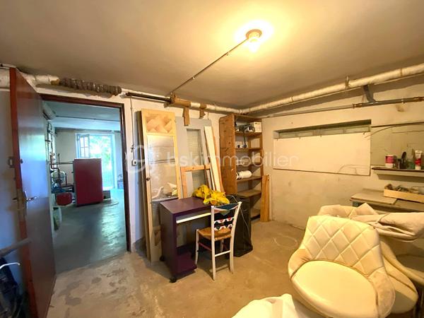 À proximité du centre-ville de Millau, venez découvrir cet agréable appartement T3 d'environ 65 m², situé en rez-de-chaussée d'une petite copropriété de seulement deux logements.

Son véritable atout ? 
Un jardin privatif, un avantage particulièrement appréciable et rare pour un appartement en ville, offrant un bel espace extérieur pour profiter des beaux jours, jardiner ou simplement se détendre.

L'appartement se compose d'une pièce de vie lumineuse avec cuisine ouverte entièrement équipée, de deux chambres confortables, d'une salle de bains et de WC indépendants.
L'espace nuit, avec ses deux chambres orientées côté jardin, bénéficie d'un environnement plus calme.

Autre véritable point fort : le bien dispose d’environ 42 m² de dépendances en rez-de-jardin, comprenant plusieurs espaces de stockage, un atelier, une chaufferie ainsi qu’une cave. Un volume annexe particulièrement appréciable pour ranger vélos, matériel et équipements de loisirs, créer un espace de bricolage ou encore envisager différents aménagements selon vos besoins.

🌿 Jardin privatif 219m²
✨ Appartement rénové
🛏️ 2 chambres côté jardin
🍽️ Cuisine ouverte et équipée
📦 Environ 42 m² de dépendances
🪟 Double vitrage
🏡 Petite copropriété de seulement 2 logements
💶 Faibles charges de copropriété
📍 Proximité du centre-ville, des commerces et des commodités

Résidence principale ou investissement

Actuellement exploité en location saisonnière, cet appartement offre également différentes possibilités selon votre projet : résidence principale, pied-à-terre, location meublée à l'année ou poursuite de l'activité de location saisonnière.

À la demande de l'acquéreur, le logement pourra être vendu meublé et équipé, permettant notamment à un investisseur de poursuivre son exploitation sans avoir à rééquiper entièrement l'appartement.

Un bien fonctionnel qui se démarque sur le marché millavois par la combinaison particulièrement intéressante d'un T3 avec jardin privatif et importantes surfaces annexes.

📞 Pour tout renseignement complémentaire ou pour organiser une visite, contactez moi.
🎥 Vidéo disponible sur demande.

Laetitia Criado – BSK Immobilier
📱 06 61 20 65 41