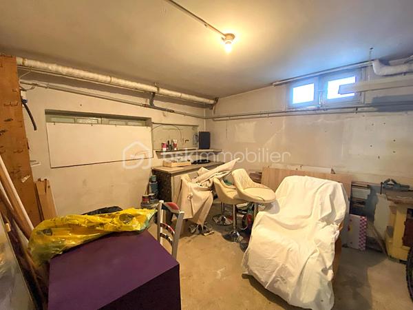 À proximité du centre-ville de Millau, venez découvrir cet agréable appartement T3 d'environ 65 m², situé en rez-de-chaussée d'une petite copropriété de seulement deux logements.

Son véritable atout ? 
Un jardin privatif, un avantage particulièrement appréciable et rare pour un appartement en ville, offrant un bel espace extérieur pour profiter des beaux jours, jardiner ou simplement se détendre.

L'appartement se compose d'une pièce de vie lumineuse avec cuisine ouverte entièrement équipée, de deux chambres confortables, d'une salle de bains et de WC indépendants.
L'espace nuit, avec ses deux chambres orientées côté jardin, bénéficie d'un environnement plus calme.

Autre véritable point fort : le bien dispose d’environ 42 m² de dépendances en rez-de-jardin, comprenant plusieurs espaces de stockage, un atelier, une chaufferie ainsi qu’une cave. Un volume annexe particulièrement appréciable pour ranger vélos, matériel et équipements de loisirs, créer un espace de bricolage ou encore envisager différents aménagements selon vos besoins.

🌿 Jardin privatif 219m²
✨ Appartement rénové
🛏️ 2 chambres côté jardin
🍽️ Cuisine ouverte et équipée
📦 Environ 42 m² de dépendances
🪟 Double vitrage
🏡 Petite copropriété de seulement 2 logements
💶 Faibles charges de copropriété
📍 Proximité du centre-ville, des commerces et des commodités

Résidence principale ou investissement

Actuellement exploité en location saisonnière, cet appartement offre également différentes possibilités selon votre projet : résidence principale, pied-à-terre, location meublée à l'année ou poursuite de l'activité de location saisonnière.

À la demande de l'acquéreur, le logement pourra être vendu meublé et équipé, permettant notamment à un investisseur de poursuivre son exploitation sans avoir à rééquiper entièrement l'appartement.

Un bien fonctionnel qui se démarque sur le marché millavois par la combinaison particulièrement intéressante d'un T3 avec jardin privatif et importantes surfaces annexes.

📞 Pour tout renseignement complémentaire ou pour organiser une visite, contactez moi.
🎥 Vidéo disponible sur demande.

Laetitia Criado – BSK Immobilier
📱 06 61 20 65 41