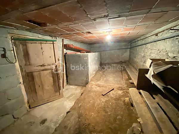 À proximité du centre-ville de Millau, venez découvrir cet agréable appartement T3 d'environ 65 m², situé en rez-de-chaussée d'une petite copropriété de seulement deux logements.

Son véritable atout ? 
Un jardin privatif, un avantage particulièrement appréciable et rare pour un appartement en ville, offrant un bel espace extérieur pour profiter des beaux jours, jardiner ou simplement se détendre.

L'appartement se compose d'une pièce de vie lumineuse avec cuisine ouverte entièrement équipée, de deux chambres confortables, d'une salle de bains et de WC indépendants.
L'espace nuit, avec ses deux chambres orientées côté jardin, bénéficie d'un environnement plus calme.

Autre véritable point fort : le bien dispose d’environ 42 m² de dépendances en rez-de-jardin, comprenant plusieurs espaces de stockage, un atelier, une chaufferie ainsi qu’une cave. Un volume annexe particulièrement appréciable pour ranger vélos, matériel et équipements de loisirs, créer un espace de bricolage ou encore envisager différents aménagements selon vos besoins.

🌿 Jardin privatif 219m²
✨ Appartement rénové
🛏️ 2 chambres côté jardin
🍽️ Cuisine ouverte et équipée
📦 Environ 42 m² de dépendances
🪟 Double vitrage
🏡 Petite copropriété de seulement 2 logements
💶 Faibles charges de copropriété
📍 Proximité du centre-ville, des commerces et des commodités

Résidence principale ou investissement

Actuellement exploité en location saisonnière, cet appartement offre également différentes possibilités selon votre projet : résidence principale, pied-à-terre, location meublée à l'année ou poursuite de l'activité de location saisonnière.

À la demande de l'acquéreur, le logement pourra être vendu meublé et équipé, permettant notamment à un investisseur de poursuivre son exploitation sans avoir à rééquiper entièrement l'appartement.

Un bien fonctionnel qui se démarque sur le marché millavois par la combinaison particulièrement intéressante d'un T3 avec jardin privatif et importantes surfaces annexes.

📞 Pour tout renseignement complémentaire ou pour organiser une visite, contactez moi.
🎥 Vidéo disponible sur demande.

Laetitia Criado – BSK Immobilier
📱 06 61 20 65 41