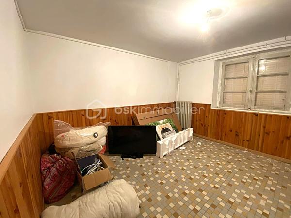 À proximité du centre-ville de Millau, venez découvrir cet agréable appartement T3 d'environ 65 m², situé en rez-de-chaussée d'une petite copropriété de seulement deux logements.

Son véritable atout ? 
Un jardin privatif, un avantage particulièrement appréciable et rare pour un appartement en ville, offrant un bel espace extérieur pour profiter des beaux jours, jardiner ou simplement se détendre.

L'appartement se compose d'une pièce de vie lumineuse avec cuisine ouverte entièrement équipée, de deux chambres confortables, d'une salle de bains et de WC indépendants.
L'espace nuit, avec ses deux chambres orientées côté jardin, bénéficie d'un environnement plus calme.

Autre véritable point fort : le bien dispose d’environ 42 m² de dépendances en rez-de-jardin, comprenant plusieurs espaces de stockage, un atelier, une chaufferie ainsi qu’une cave. Un volume annexe particulièrement appréciable pour ranger vélos, matériel et équipements de loisirs, créer un espace de bricolage ou encore envisager différents aménagements selon vos besoins.

🌿 Jardin privatif 219m²
✨ Appartement rénové
🛏️ 2 chambres côté jardin
🍽️ Cuisine ouverte et équipée
📦 Environ 42 m² de dépendances
🪟 Double vitrage
🏡 Petite copropriété de seulement 2 logements
💶 Faibles charges de copropriété
📍 Proximité du centre-ville, des commerces et des commodités

Résidence principale ou investissement

Actuellement exploité en location saisonnière, cet appartement offre également différentes possibilités selon votre projet : résidence principale, pied-à-terre, location meublée à l'année ou poursuite de l'activité de location saisonnière.

À la demande de l'acquéreur, le logement pourra être vendu meublé et équipé, permettant notamment à un investisseur de poursuivre son exploitation sans avoir à rééquiper entièrement l'appartement.

Un bien fonctionnel qui se démarque sur le marché millavois par la combinaison particulièrement intéressante d'un T3 avec jardin privatif et importantes surfaces annexes.

📞 Pour tout renseignement complémentaire ou pour organiser une visite, contactez moi.
🎥 Vidéo disponible sur demande.

Laetitia Criado – BSK Immobilier
📱 06 61 20 65 41