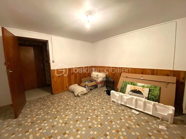 À proximité du centre-ville de Millau, venez découvrir cet agréable appartement T3 d'environ 65 m², situé en rez-de-chaussée d'une petite copropriété de seulement deux logements.

Son véritable atout ? 
Un jardin privatif, un avantage particulièrement appréciable et rare pour un appartement en ville, offrant un bel espace extérieur pour profiter des beaux jours, jardiner ou simplement se détendre.

L'appartement se compose d'une pièce de vie lumineuse avec cuisine ouverte entièrement équipée, de deux chambres confortables, d'une salle de bains et de WC indépendants.
L'espace nuit, avec ses deux chambres orientées côté jardin, bénéficie d'un environnement plus calme.

Autre véritable point fort : le bien dispose d’environ 42 m² de dépendances en rez-de-jardin, comprenant plusieurs espaces de stockage, un atelier, une chaufferie ainsi qu’une cave. Un volume annexe particulièrement appréciable pour ranger vélos, matériel et équipements de loisirs, créer un espace de bricolage ou encore envisager différents aménagements selon vos besoins.

🌿 Jardin privatif 219m²
✨ Appartement rénové
🛏️ 2 chambres côté jardin
🍽️ Cuisine ouverte et équipée
📦 Environ 42 m² de dépendances
🪟 Double vitrage
🏡 Petite copropriété de seulement 2 logements
💶 Faibles charges de copropriété
📍 Proximité du centre-ville, des commerces et des commodités

Résidence principale ou investissement

Actuellement exploité en location saisonnière, cet appartement offre également différentes possibilités selon votre projet : résidence principale, pied-à-terre, location meublée à l'année ou poursuite de l'activité de location saisonnière.

À la demande de l'acquéreur, le logement pourra être vendu meublé et équipé, permettant notamment à un investisseur de poursuivre son exploitation sans avoir à rééquiper entièrement l'appartement.

Un bien fonctionnel qui se démarque sur le marché millavois par la combinaison particulièrement intéressante d'un T3 avec jardin privatif et importantes surfaces annexes.

📞 Pour tout renseignement complémentaire ou pour organiser une visite, contactez moi.
🎥 Vidéo disponible sur demande.

Laetitia Criado – BSK Immobilier
📱 06 61 20 65 41