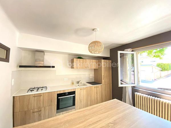 À proximité du centre-ville de Millau, venez découvrir cet agréable appartement T3 d'environ 65 m², situé en rez-de-chaussée d'une petite copropriété de seulement deux logements.

Son véritable atout ? 
Un jardin privatif, un avantage particulièrement appréciable et rare pour un appartement en ville, offrant un bel espace extérieur pour profiter des beaux jours, jardiner ou simplement se détendre.

L'appartement se compose d'une pièce de vie lumineuse avec cuisine ouverte entièrement équipée, de deux chambres confortables, d'une salle de bains et de WC indépendants.
L'espace nuit, avec ses deux chambres orientées côté jardin, bénéficie d'un environnement plus calme.

Autre véritable point fort : le bien dispose d’environ 42 m² de dépendances en rez-de-jardin, comprenant plusieurs espaces de stockage, un atelier, une chaufferie ainsi qu’une cave. Un volume annexe particulièrement appréciable pour ranger vélos, matériel et équipements de loisirs, créer un espace de bricolage ou encore envisager différents aménagements selon vos besoins.

🌿 Jardin privatif 219m²
✨ Appartement rénové
🛏️ 2 chambres côté jardin
🍽️ Cuisine ouverte et équipée
📦 Environ 42 m² de dépendances
🪟 Double vitrage
🏡 Petite copropriété de seulement 2 logements
💶 Faibles charges de copropriété
📍 Proximité du centre-ville, des commerces et des commodités

Résidence principale ou investissement

Actuellement exploité en location saisonnière, cet appartement offre également différentes possibilités selon votre projet : résidence principale, pied-à-terre, location meublée à l'année ou poursuite de l'activité de location saisonnière.

À la demande de l'acquéreur, le logement pourra être vendu meublé et équipé, permettant notamment à un investisseur de poursuivre son exploitation sans avoir à rééquiper entièrement l'appartement.

Un bien fonctionnel qui se démarque sur le marché millavois par la combinaison particulièrement intéressante d'un T3 avec jardin privatif et importantes surfaces annexes.

📞 Pour tout renseignement complémentaire ou pour organiser une visite, contactez moi.
🎥 Vidéo disponible sur demande.

Laetitia Criado – BSK Immobilier
📱 06 61 20 65 41