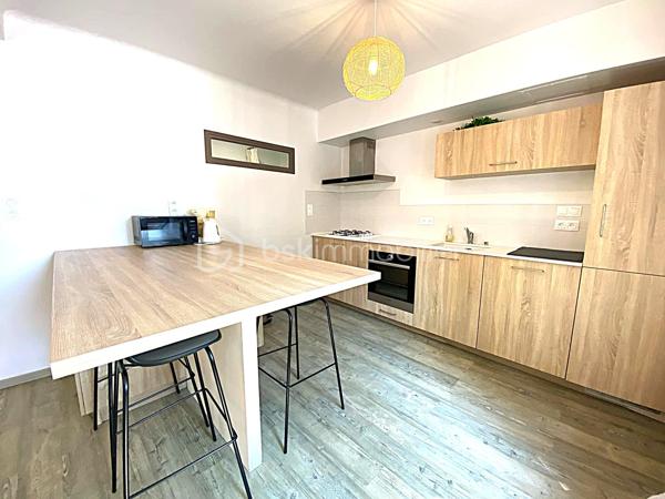 À proximité du centre-ville de Millau, venez découvrir cet agréable appartement T3 d'environ 65 m², situé en rez-de-chaussée d'une petite copropriété de seulement deux logements.

Son véritable atout ? 
Un jardin privatif, un avantage particulièrement appréciable et rare pour un appartement en ville, offrant un bel espace extérieur pour profiter des beaux jours, jardiner ou simplement se détendre.

L'appartement se compose d'une pièce de vie lumineuse avec cuisine ouverte entièrement équipée, de deux chambres confortables, d'une salle de bains et de WC indépendants.
L'espace nuit, avec ses deux chambres orientées côté jardin, bénéficie d'un environnement plus calme.

Autre véritable point fort : le bien dispose d’environ 42 m² de dépendances en rez-de-jardin, comprenant plusieurs espaces de stockage, un atelier, une chaufferie ainsi qu’une cave. Un volume annexe particulièrement appréciable pour ranger vélos, matériel et équipements de loisirs, créer un espace de bricolage ou encore envisager différents aménagements selon vos besoins.

🌿 Jardin privatif 219m²
✨ Appartement rénové
🛏️ 2 chambres côté jardin
🍽️ Cuisine ouverte et équipée
📦 Environ 42 m² de dépendances
🪟 Double vitrage
🏡 Petite copropriété de seulement 2 logements
💶 Faibles charges de copropriété
📍 Proximité du centre-ville, des commerces et des commodités

Résidence principale ou investissement

Actuellement exploité en location saisonnière, cet appartement offre également différentes possibilités selon votre projet : résidence principale, pied-à-terre, location meublée à l'année ou poursuite de l'activité de location saisonnière.

À la demande de l'acquéreur, le logement pourra être vendu meublé et équipé, permettant notamment à un investisseur de poursuivre son exploitation sans avoir à rééquiper entièrement l'appartement.

Un bien fonctionnel qui se démarque sur le marché millavois par la combinaison particulièrement intéressante d'un T3 avec jardin privatif et importantes surfaces annexes.

📞 Pour tout renseignement complémentaire ou pour organiser une visite, contactez moi.
🎥 Vidéo disponible sur demande.

Laetitia Criado – BSK Immobilier
📱 06 61 20 65 41