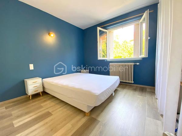 À proximité du centre-ville de Millau, venez découvrir cet agréable appartement T3 d'environ 65 m², situé en rez-de-chaussée d'une petite copropriété de seulement deux logements.

Son véritable atout ? 
Un jardin privatif, un avantage particulièrement appréciable et rare pour un appartement en ville, offrant un bel espace extérieur pour profiter des beaux jours, jardiner ou simplement se détendre.

L'appartement se compose d'une pièce de vie lumineuse avec cuisine ouverte entièrement équipée, de deux chambres confortables, d'une salle de bains et de WC indépendants.
L'espace nuit, avec ses deux chambres orientées côté jardin, bénéficie d'un environnement plus calme.

Autre véritable point fort : le bien dispose d’environ 42 m² de dépendances en rez-de-jardin, comprenant plusieurs espaces de stockage, un atelier, une chaufferie ainsi qu’une cave. Un volume annexe particulièrement appréciable pour ranger vélos, matériel et équipements de loisirs, créer un espace de bricolage ou encore envisager différents aménagements selon vos besoins.

🌿 Jardin privatif 219m²
✨ Appartement rénové
🛏️ 2 chambres côté jardin
🍽️ Cuisine ouverte et équipée
📦 Environ 42 m² de dépendances
🪟 Double vitrage
🏡 Petite copropriété de seulement 2 logements
💶 Faibles charges de copropriété
📍 Proximité du centre-ville, des commerces et des commodités

Résidence principale ou investissement

Actuellement exploité en location saisonnière, cet appartement offre également différentes possibilités selon votre projet : résidence principale, pied-à-terre, location meublée à l'année ou poursuite de l'activité de location saisonnière.

À la demande de l'acquéreur, le logement pourra être vendu meublé et équipé, permettant notamment à un investisseur de poursuivre son exploitation sans avoir à rééquiper entièrement l'appartement.

Un bien fonctionnel qui se démarque sur le marché millavois par la combinaison particulièrement intéressante d'un T3 avec jardin privatif et importantes surfaces annexes.

📞 Pour tout renseignement complémentaire ou pour organiser une visite, contactez moi.
🎥 Vidéo disponible sur demande.

Laetitia Criado – BSK Immobilier
📱 06 61 20 65 41