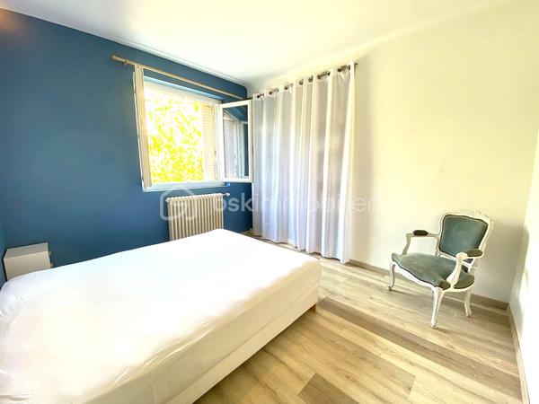 À proximité du centre-ville de Millau, venez découvrir cet agréable appartement T3 d'environ 65 m², situé en rez-de-chaussée d'une petite copropriété de seulement deux logements.

Son véritable atout ? 
Un jardin privatif, un avantage particulièrement appréciable et rare pour un appartement en ville, offrant un bel espace extérieur pour profiter des beaux jours, jardiner ou simplement se détendre.

L'appartement se compose d'une pièce de vie lumineuse avec cuisine ouverte entièrement équipée, de deux chambres confortables, d'une salle de bains et de WC indépendants.
L'espace nuit, avec ses deux chambres orientées côté jardin, bénéficie d'un environnement plus calme.

Autre véritable point fort : le bien dispose d’environ 42 m² de dépendances en rez-de-jardin, comprenant plusieurs espaces de stockage, un atelier, une chaufferie ainsi qu’une cave. Un volume annexe particulièrement appréciable pour ranger vélos, matériel et équipements de loisirs, créer un espace de bricolage ou encore envisager différents aménagements selon vos besoins.

🌿 Jardin privatif 219m²
✨ Appartement rénové
🛏️ 2 chambres côté jardin
🍽️ Cuisine ouverte et équipée
📦 Environ 42 m² de dépendances
🪟 Double vitrage
🏡 Petite copropriété de seulement 2 logements
💶 Faibles charges de copropriété
📍 Proximité du centre-ville, des commerces et des commodités

Résidence principale ou investissement

Actuellement exploité en location saisonnière, cet appartement offre également différentes possibilités selon votre projet : résidence principale, pied-à-terre, location meublée à l'année ou poursuite de l'activité de location saisonnière.

À la demande de l'acquéreur, le logement pourra être vendu meublé et équipé, permettant notamment à un investisseur de poursuivre son exploitation sans avoir à rééquiper entièrement l'appartement.

Un bien fonctionnel qui se démarque sur le marché millavois par la combinaison particulièrement intéressante d'un T3 avec jardin privatif et importantes surfaces annexes.

📞 Pour tout renseignement complémentaire ou pour organiser une visite, contactez moi.
🎥 Vidéo disponible sur demande.

Laetitia Criado – BSK Immobilier
📱 06 61 20 65 41