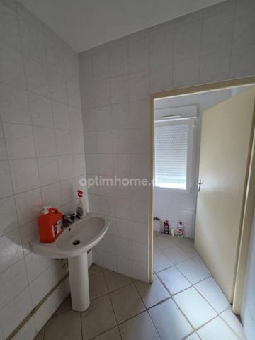 Ensemble de rapport comprenant un entrepôt et un studio