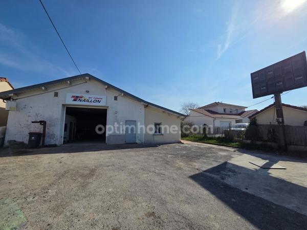 Ensemble de rapport comprenant un entrepôt et un studio