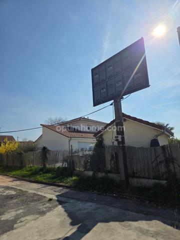 Ensemble de rapport comprenant un entrepôt et un studio