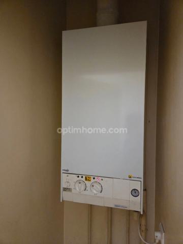 Ensemble de rapport comprenant un entrepôt et un studio