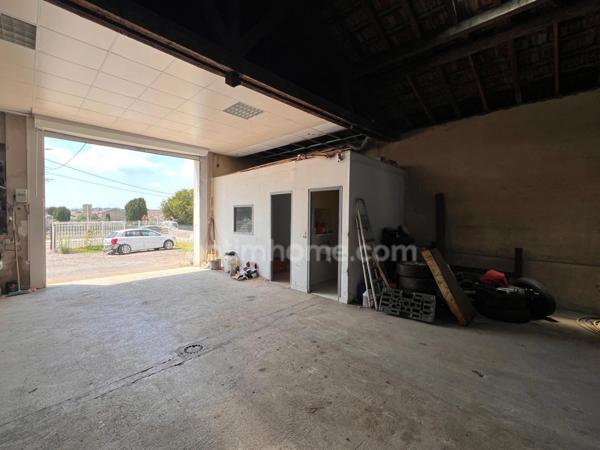 Ensemble de rapport comprenant un entrepôt et un studio