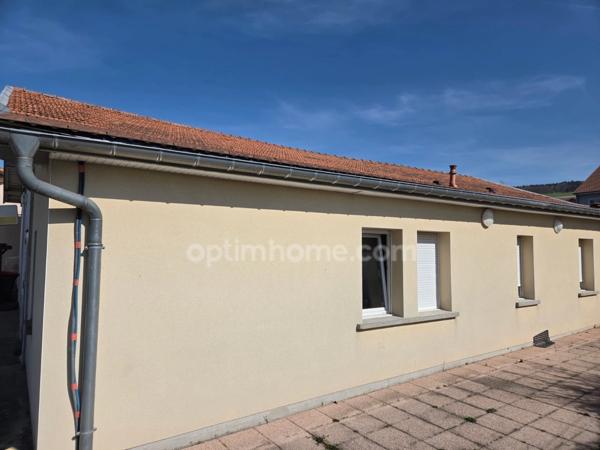 Ensemble de rapport comprenant un entrepôt et un studio