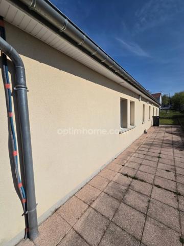 Ensemble de rapport comprenant un entrepôt et un studio