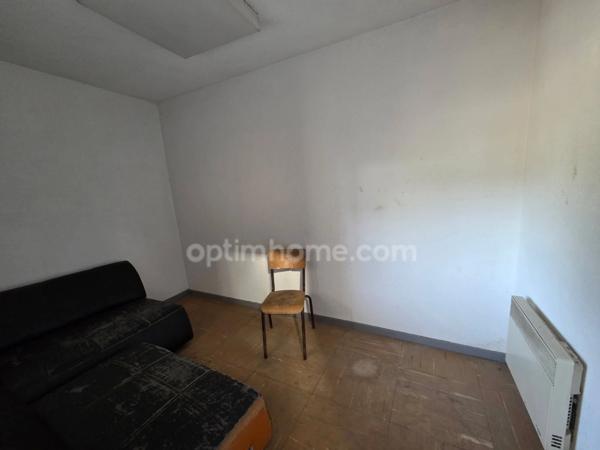 Ensemble de rapport comprenant un entrepôt et un studio