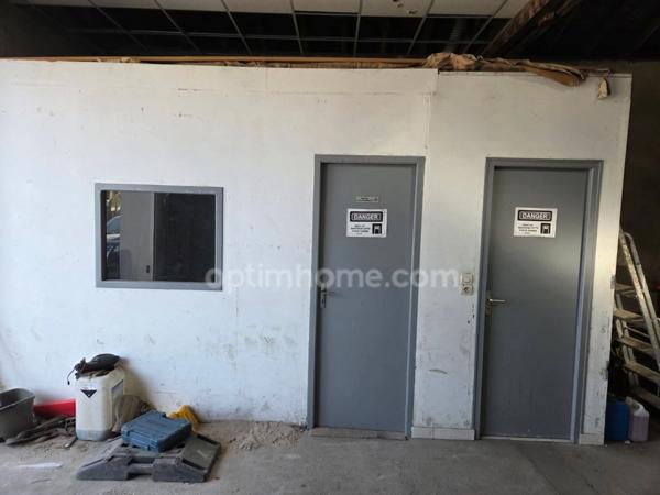 Ensemble de rapport comprenant un entrepôt et un studio