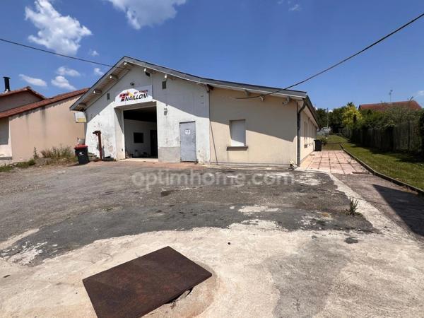 Ensemble de rapport comprenant un entrepôt et un studio