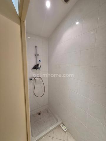 Ensemble de rapport comprenant un entrepôt et un studio